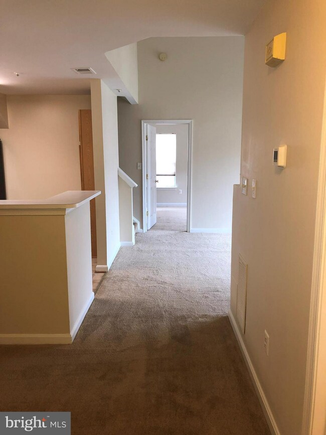 1061 Gardenview Loop unit 302, Woodbridge, VA 22191 - photo 2