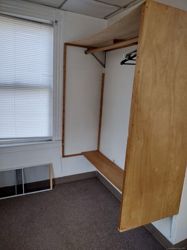 807 E Main St unit 6, Waterbury, CT 06705 - photo 4