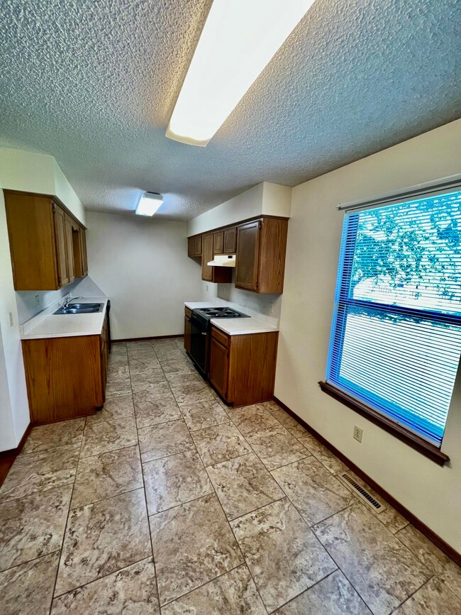 601 E Dyann Dr, Nixa, MO 65714 - photo 5