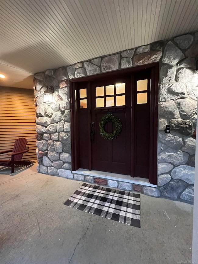5 ft wide with two coach lights. Keyless entry.