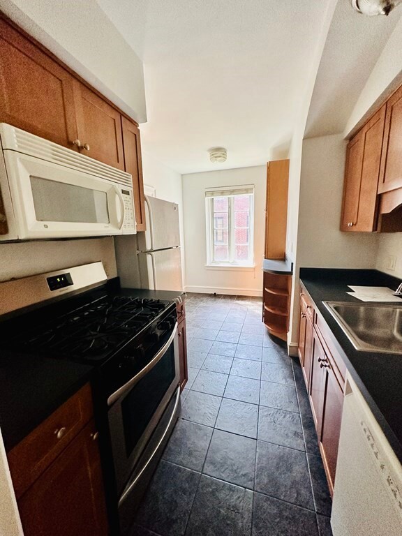 11 Monmouth Ct unit 3, Brookline, MA 02446 - photo 7