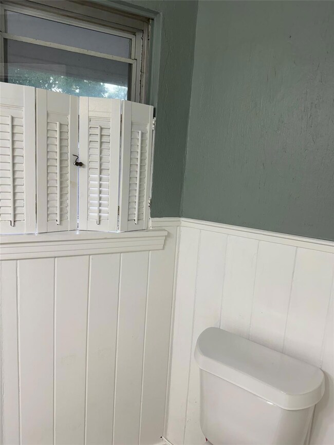 1406 Country Club Rd, Ennis, TX 75119 - photo 2