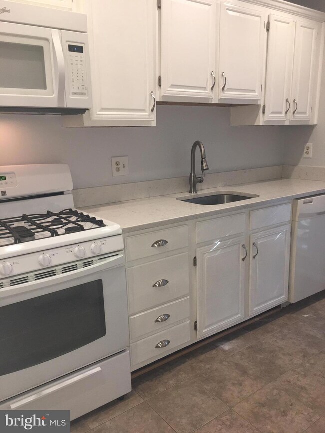 10080 Oakton Terrace Rd, Oakton, VA 22124 - photo 7