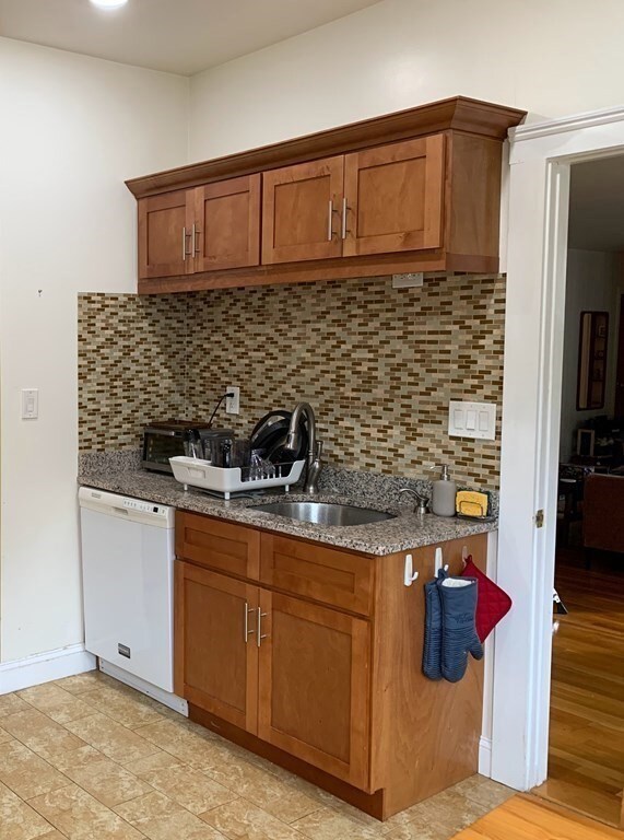 4 Fuller St unit 5, Brookline, MA 02446 - photo 3