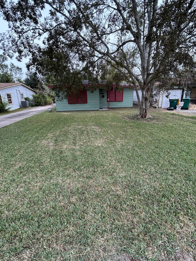 2109 Briar Ln, La Marque, TX 77568 - photo 2