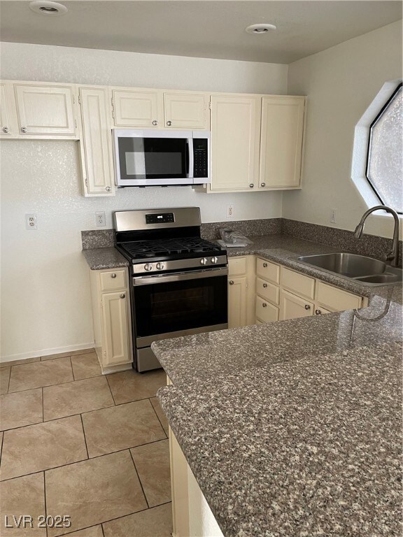 Kitchen with stainless steel range with gas stovet