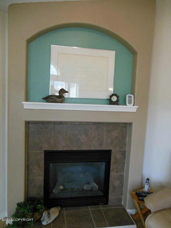 Gas Fireplace w/ mantle