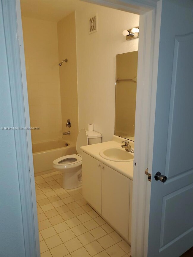 1666 SE 27 Ct unit 108, Miami, FL 33035 - photo 4