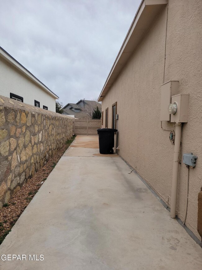 721 Desert Sage Dr, Horizon City, TX 79928 - photo 5