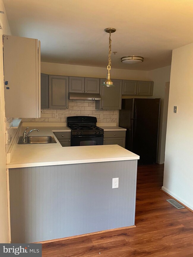 4910 Lockard Dr, Owings Mills, MD 21117 - photo 4