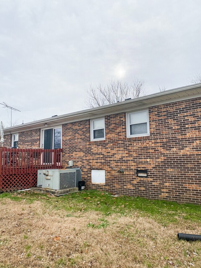 1305 Northcutt Dr, Shelbyville, TN 37160 - photo 2