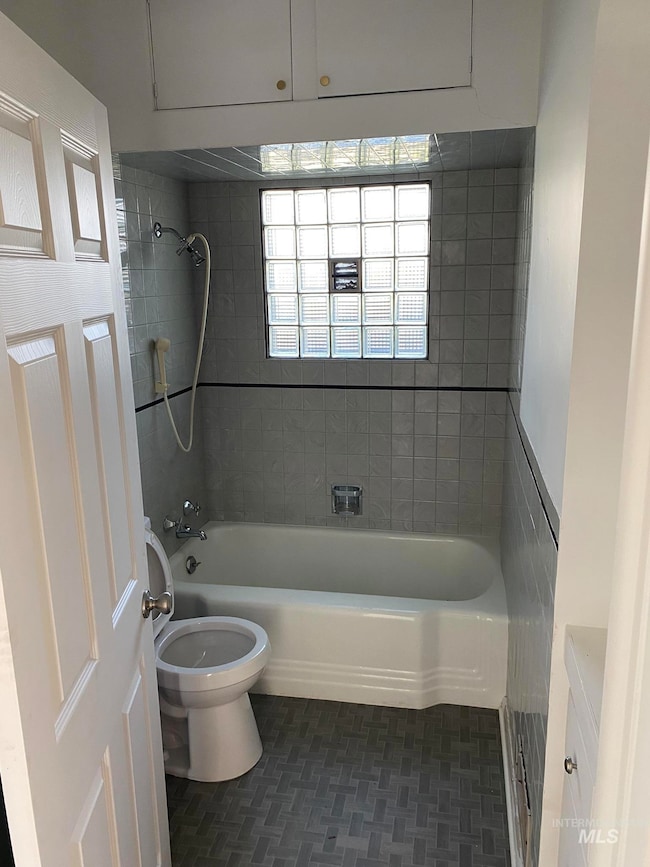 Full bathroom featuring toilet and shower / bathtub combination