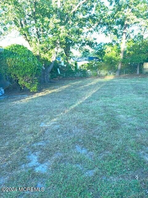 23 Hollywood huge yard