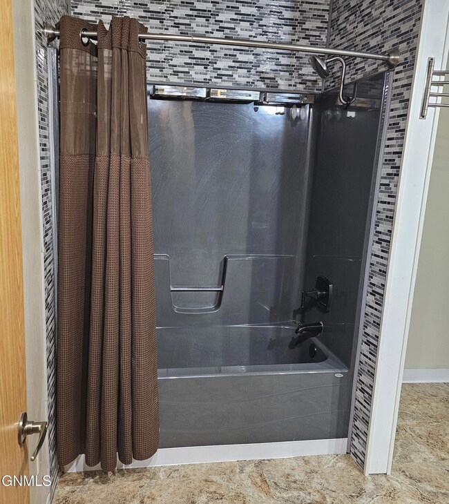 1421 4th Ave NW, Jamestown, ND 58401 - photo 7