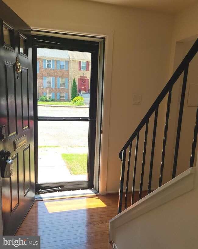 9673 Lindenbrook St, Fairfax, VA 22031 - photo 2