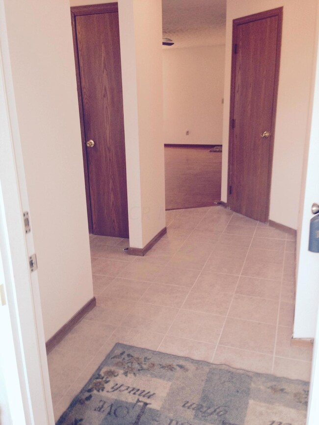 895 Crevis Ln, Columbus, OH 43228 - photo 2