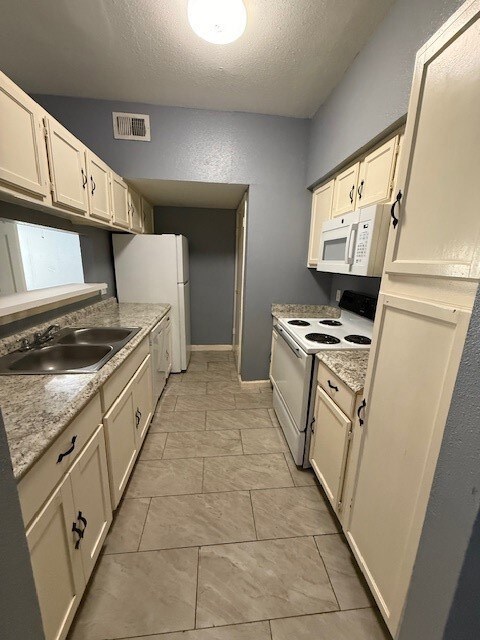 14550 Fonmeadow Dr unit 803, Houston, TX 77035 - photo 6