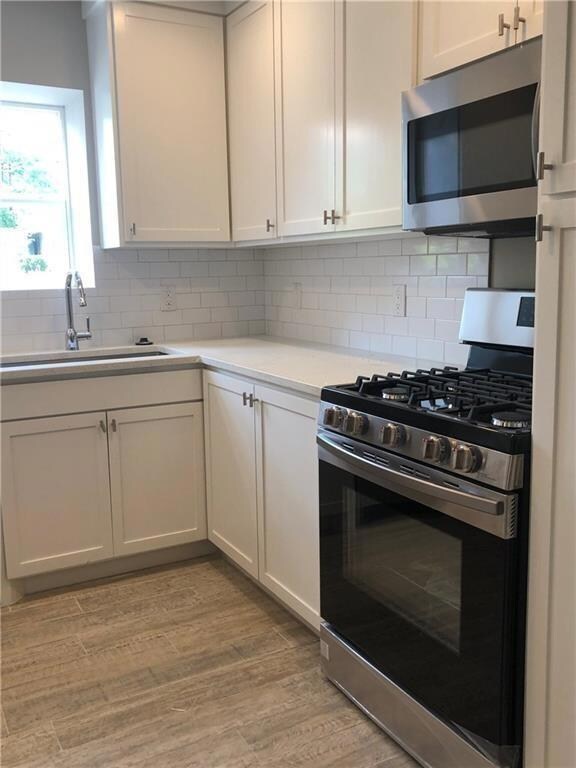 Kitchen with appliances with stainless steel fini