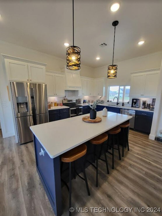 Kitchen with large island