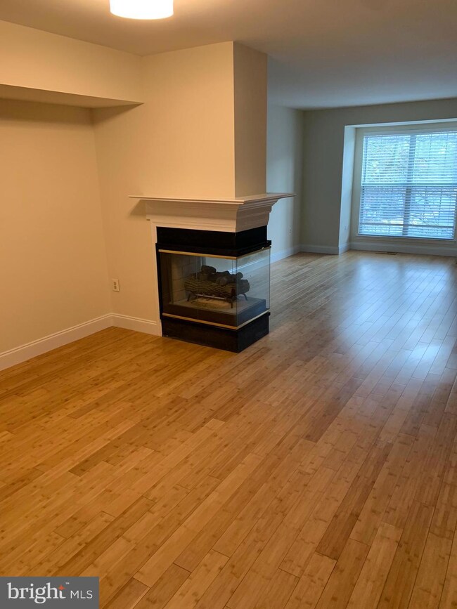 13124 Plotner Farm Rd, Herndon, VA 20171 - photo 4