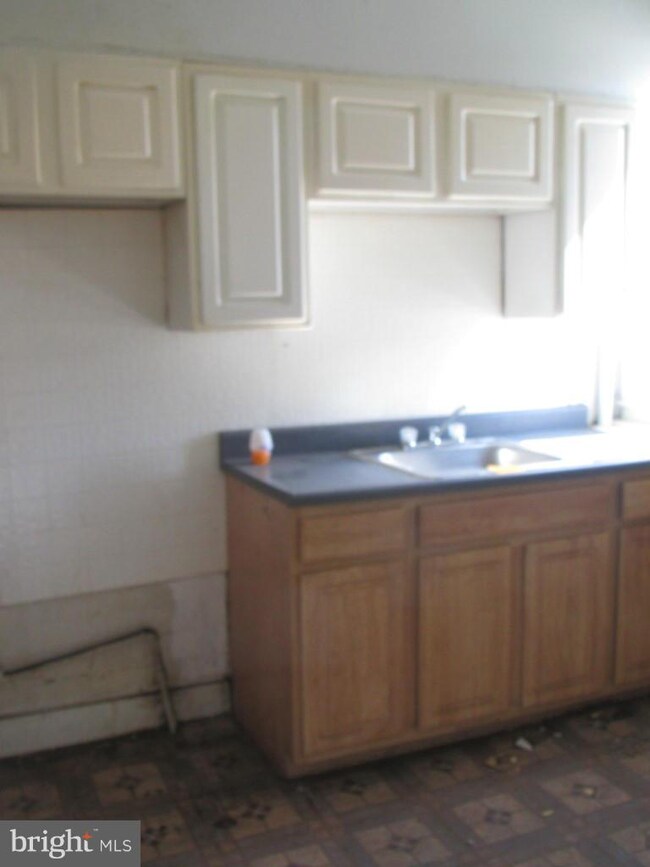 2813 Waldorf Ave, Baltimore, MD 21215 - photo 3