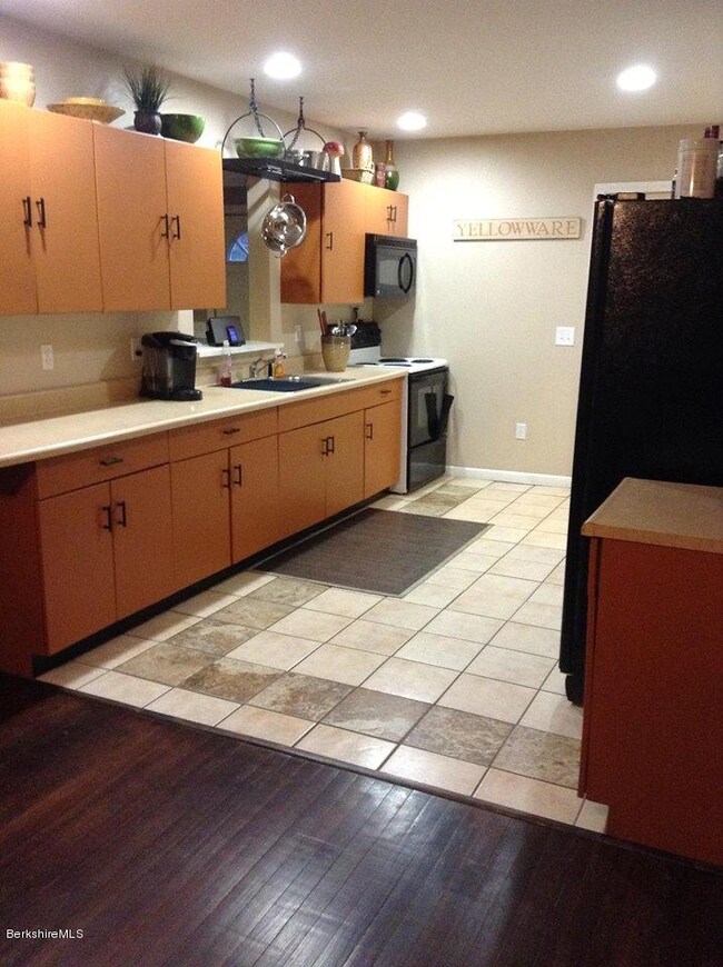 Kitchen w/ Ceramic Tile