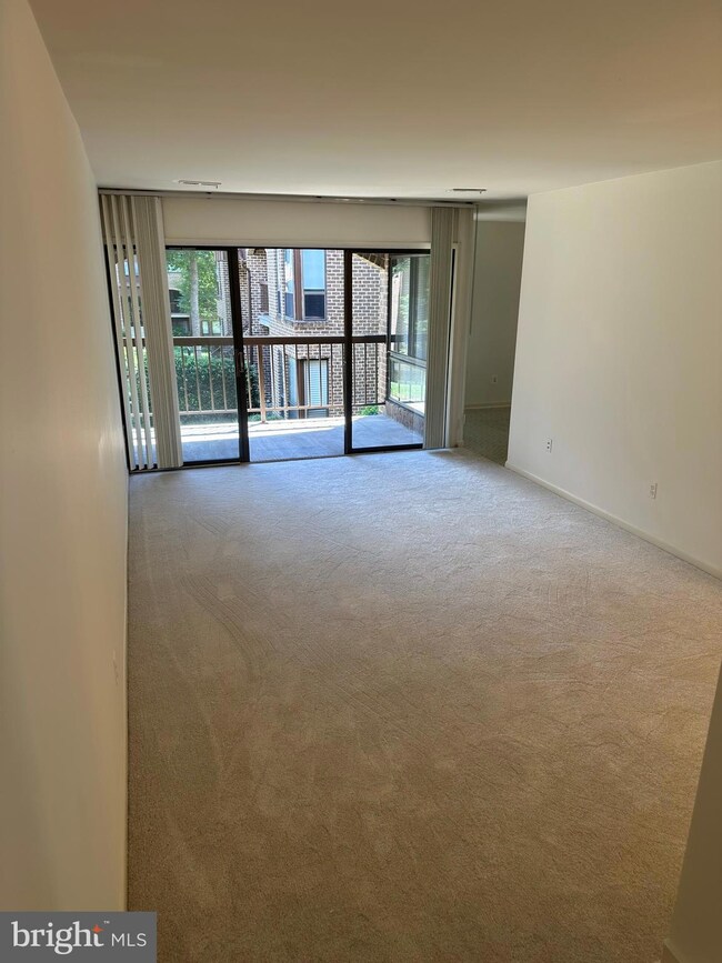 11208 Chestnut Grove Square unit 11208-209, Reston, VA 20190 - photo 6