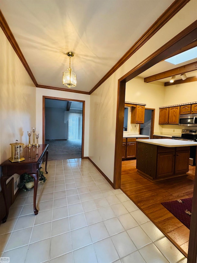 LARGE FOYER WITH CROWN MOLDING