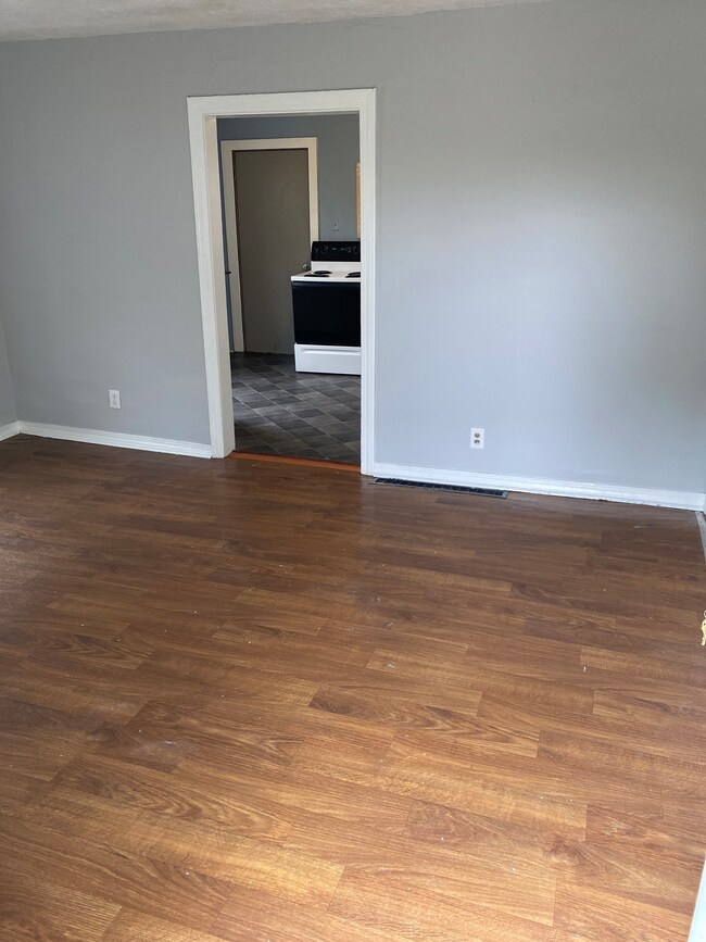 1608 W 16th St, Anderson, IN 46016 - photo 2