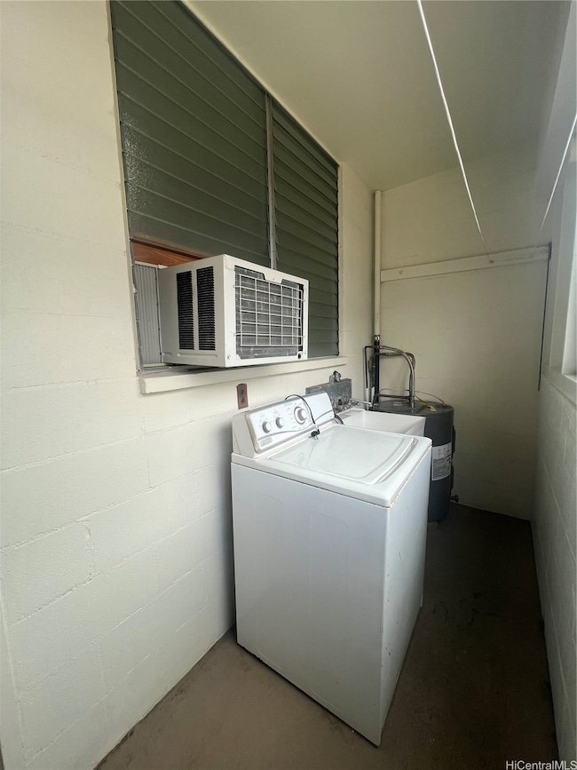 Enclosed lanai w/washer, laundry sink, Water Heater & more space for some storage