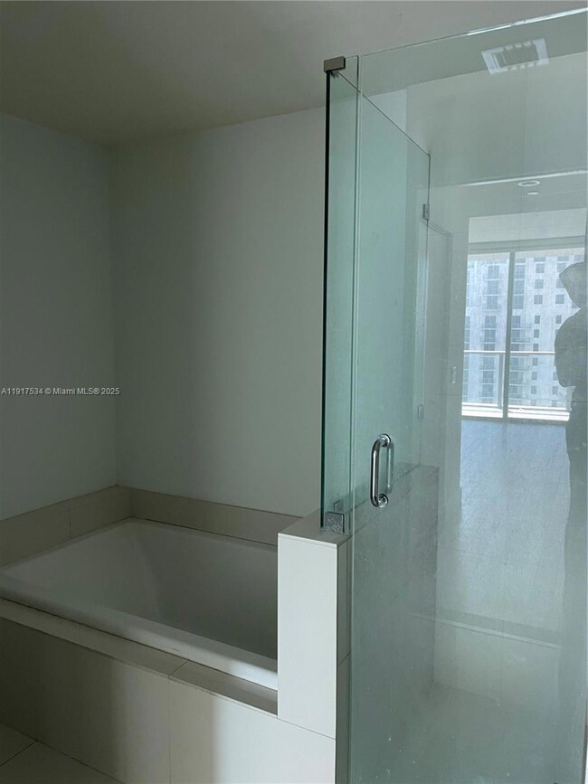 Millecento unit 4111, Miami, FL 33130 - photo 7