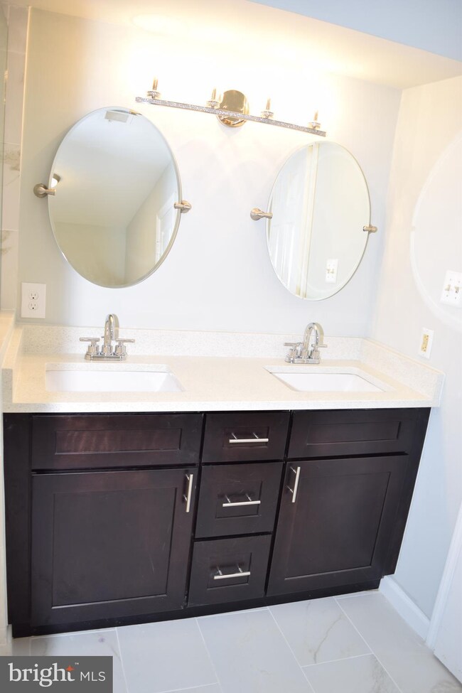 5717 Mayfair Manor Dr, Rockville, MD 20852 - photo 2