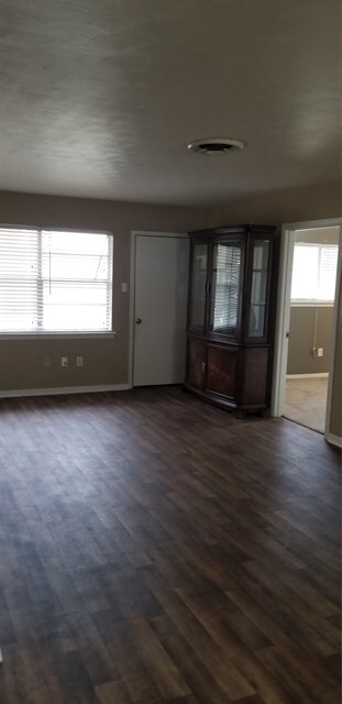 121 Lindsey Ave, Bay City, TX 77414 - photo 3