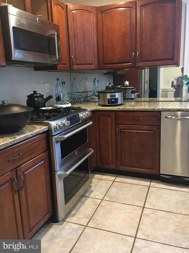 124 Taylors Mills Rd, Manalapan, NJ 07726 - photo 5