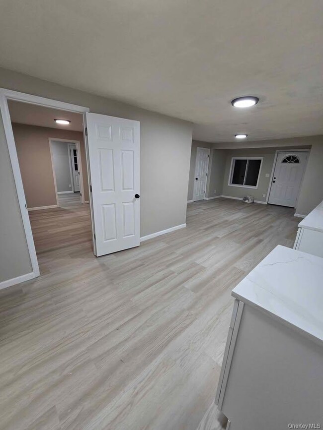 991 N Quaker Ln unit 995, Staatsburg, NY 12580 - photo 5