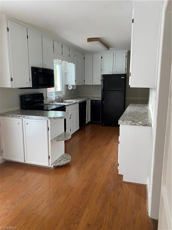 4368 Glenn Hi kitchen