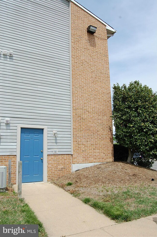 17060 Capri Ln unit D101, Dumfries, VA 22026 - photo 2