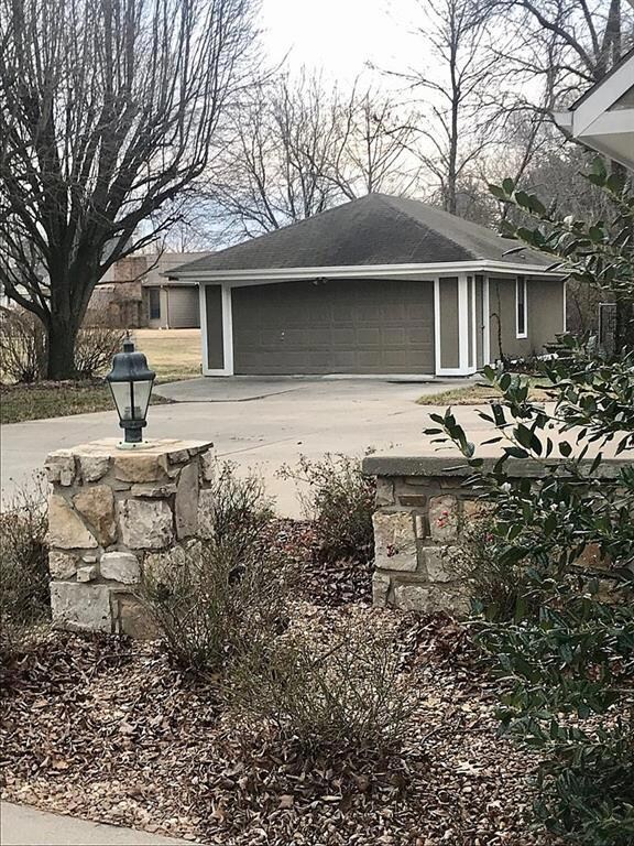 610 Quail Creek Rd, Parsons, KS 67357 - photo 2