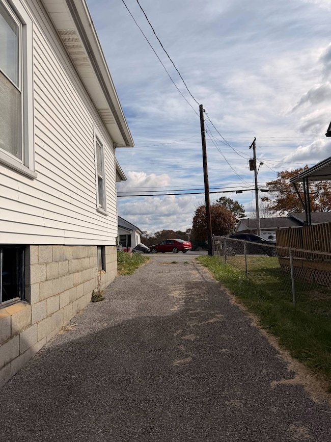 711 N Wickham Ave, Princeton, WV 24740 - photo 3