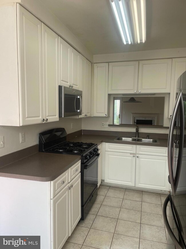 2495 Angeline Dr unit 104, Herndon, VA 20171 - photo 3