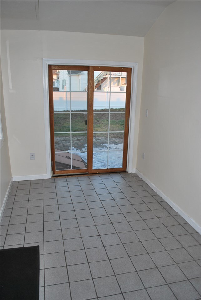 136 S Hall St, Manchester, NH 03103 - photo 6