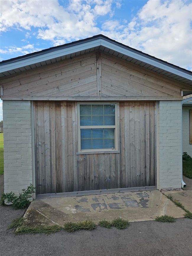 706 NW Locust Ave, Cache, OK 73527 - photo 2