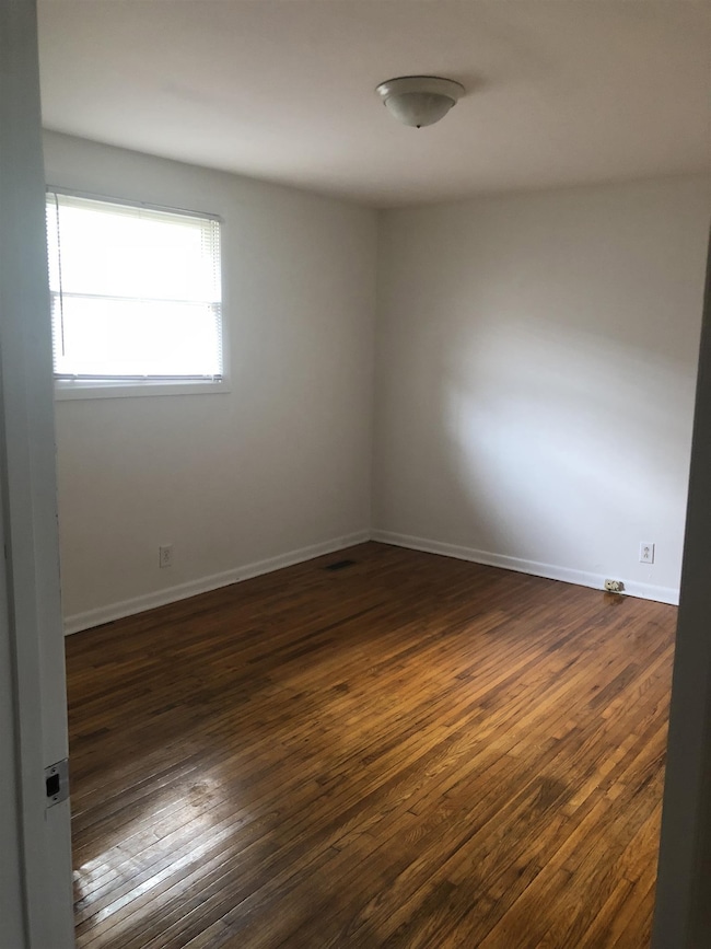 Large bedrooms with hardwoods