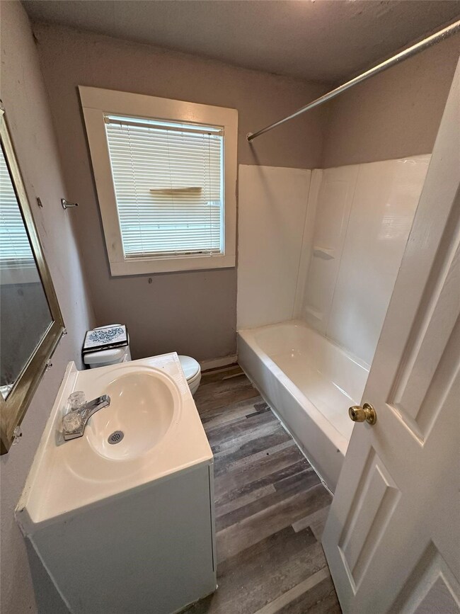 Newly remodeled full bathroom with tub/shower comb