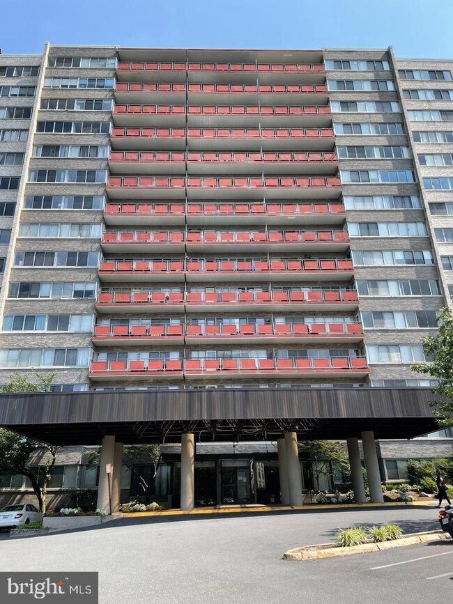 The Pavilion on the Park unit 305, Alexandria, VA 22304 - photo 2