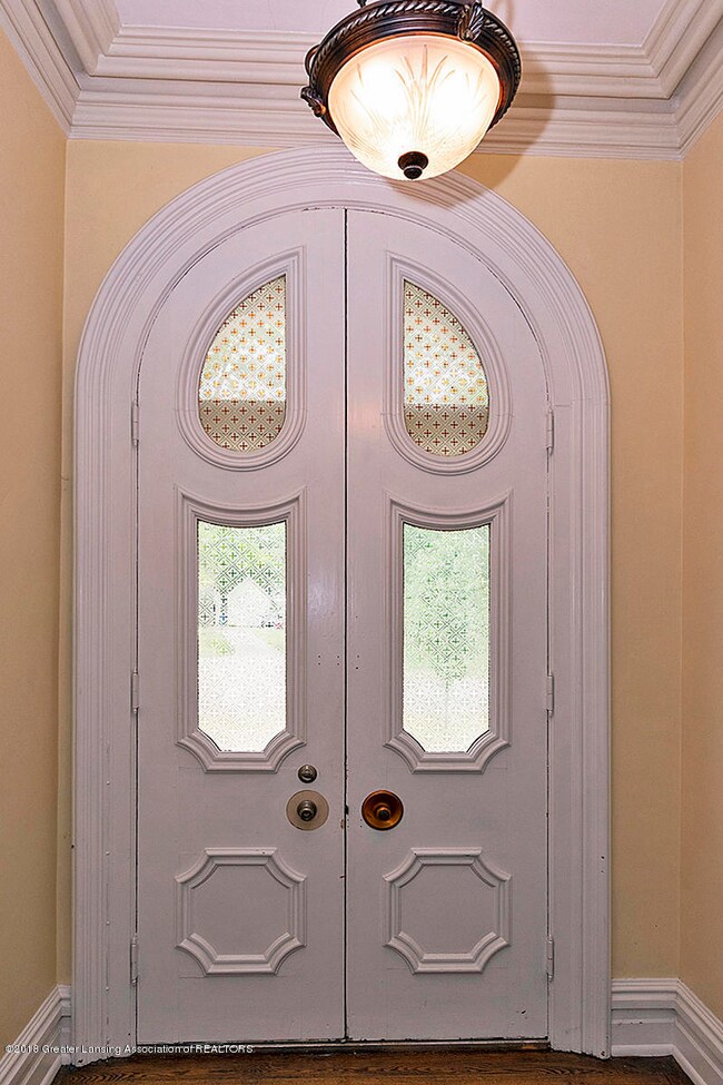 713 W Oliver St, Owosso, MI 48867 - photo 2