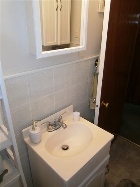 MAIN BATH LAVATORY