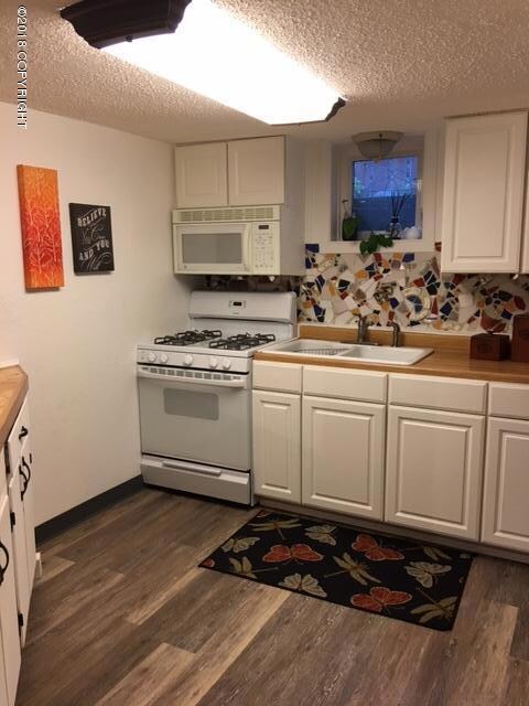 3308 Lois Dr unit B, Anchorage, AK 99517 - photo 2