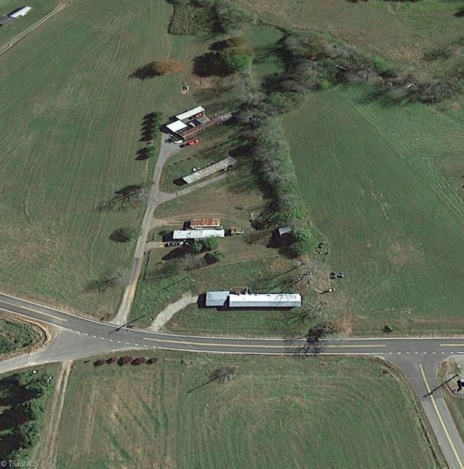 1256 Shingle Gap Rd, Purlear, NC 28665 - photo 2