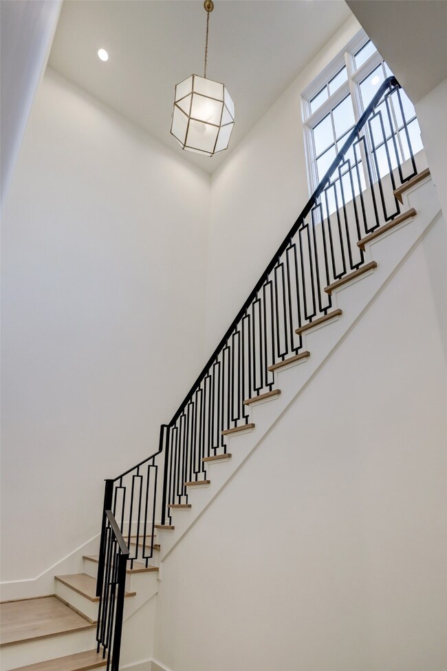 209 Memorial Parkview Dr, Houston, TX 77024 - photo 3